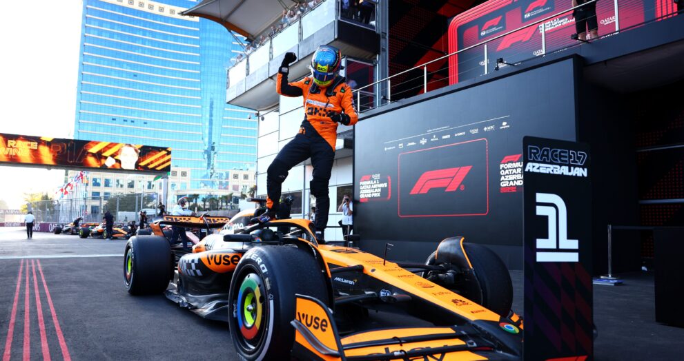 Oscar Piastri, festeja de felicidad tras el triunfo