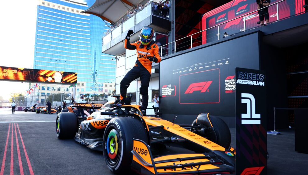 Oscar Piastri, festeja de felicidad tras el triunfo