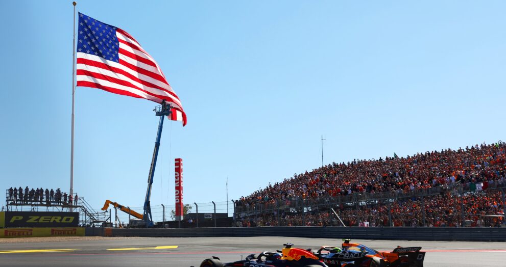 Fotógrafo captando el momento del auto de Charles Leclerc