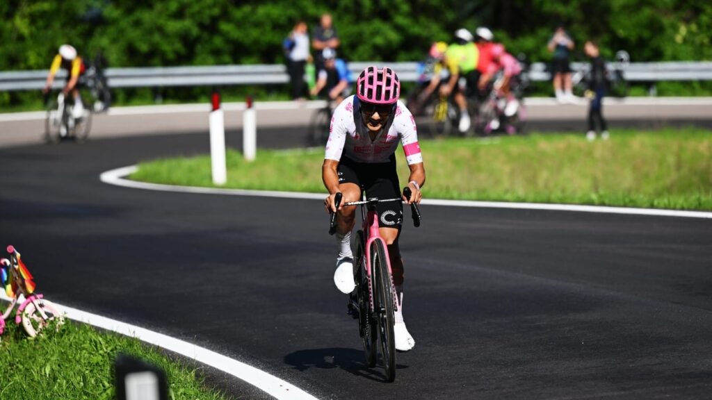 El ecuatoriano, Richard Carapaz firmó una de sus mejores actuaciones y escaló al tercer lugar de la clasificación general del Giro de Italia 2025