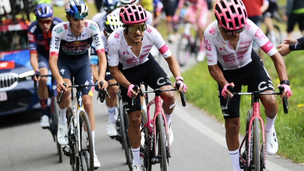 Richard Carapaz brilló en la etapa 17 del Giro de Italia al cruzar la meta en tercera posición y escalar al segundo lugar en la clasificación general.