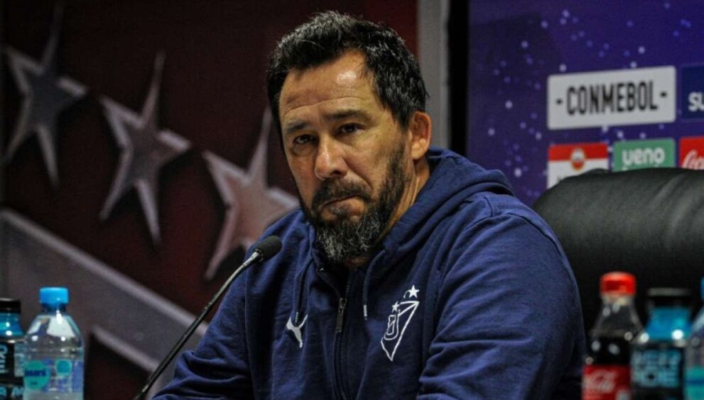 Liga Deportiva Universitaria de Quito anunció la salida de su director técnico, el argentino Pablo “Vitamina” Sánchez.